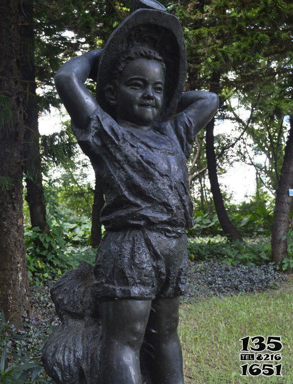 兒童雕塑-公園戴草帽的小男孩人物銅雕兒童雕塑高清圖片