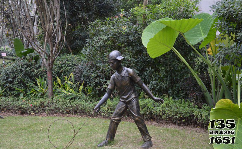 兒童雕塑-公園滾鐵環的小男孩人物銅雕兒童雕塑高清圖片