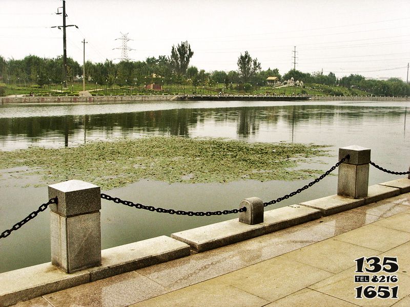 欄桿欄板雕塑-公園湖邊大理石柱鏈鎖簡易防護欄高清圖片