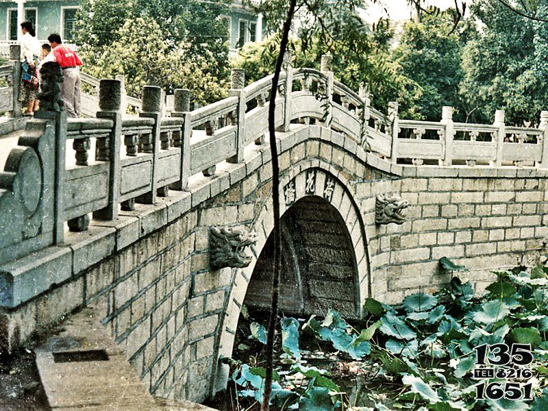 欄桿欄板雕塑-荷花池塘青磚石橋大理石防護(hù)欄桿高清圖片