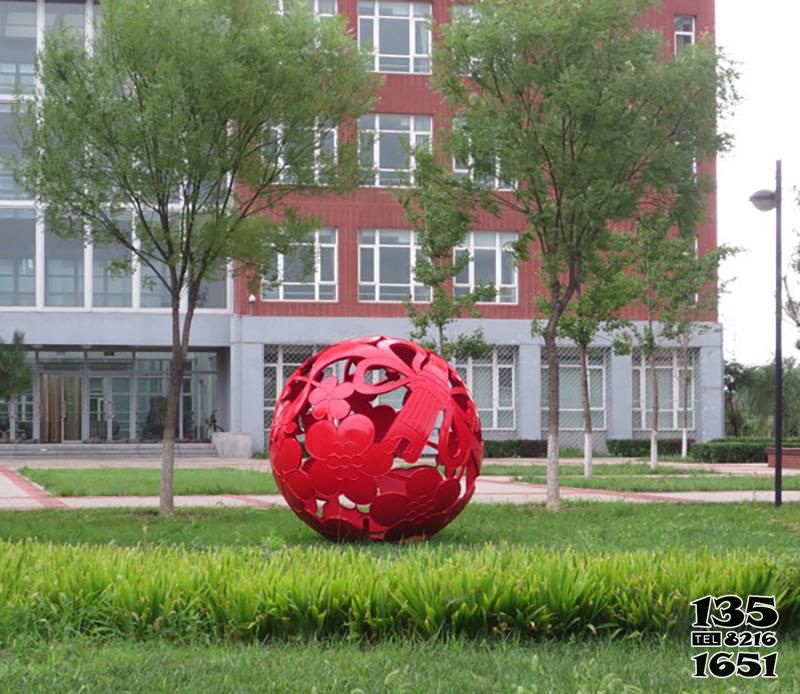 鏤空球雕塑-公園創意草坪玻璃鋼抽象鏤空球雕塑高清圖片