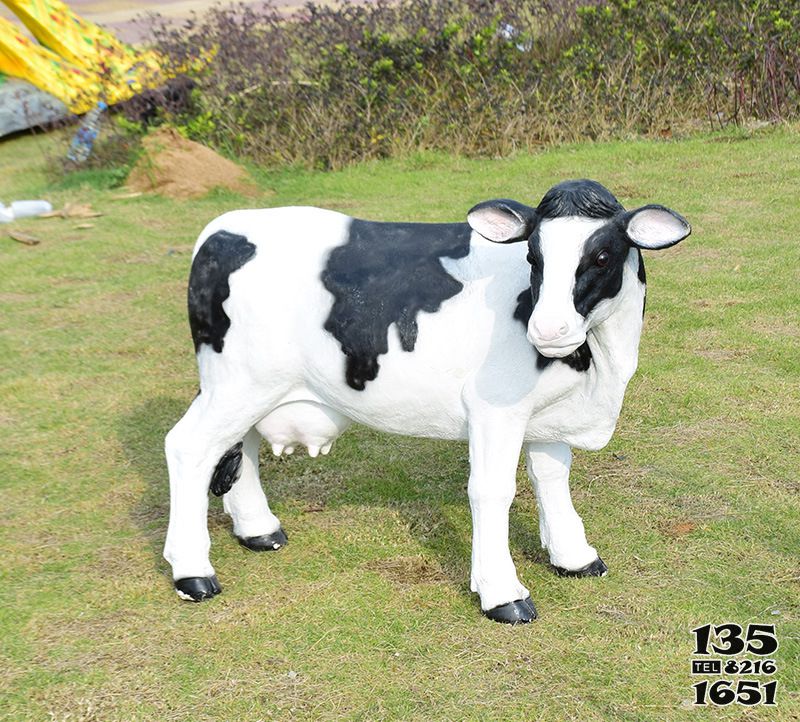 牛雕塑-動物園一只大號玻璃鋼牛雕塑高清圖片