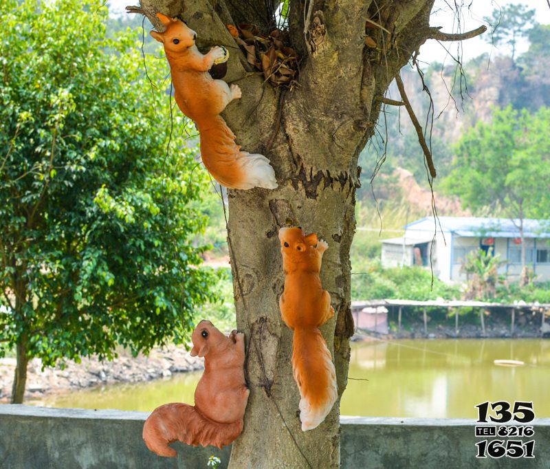 松鼠雕塑-動物園三只爬樹的玻璃鋼松鼠雕塑高清圖片