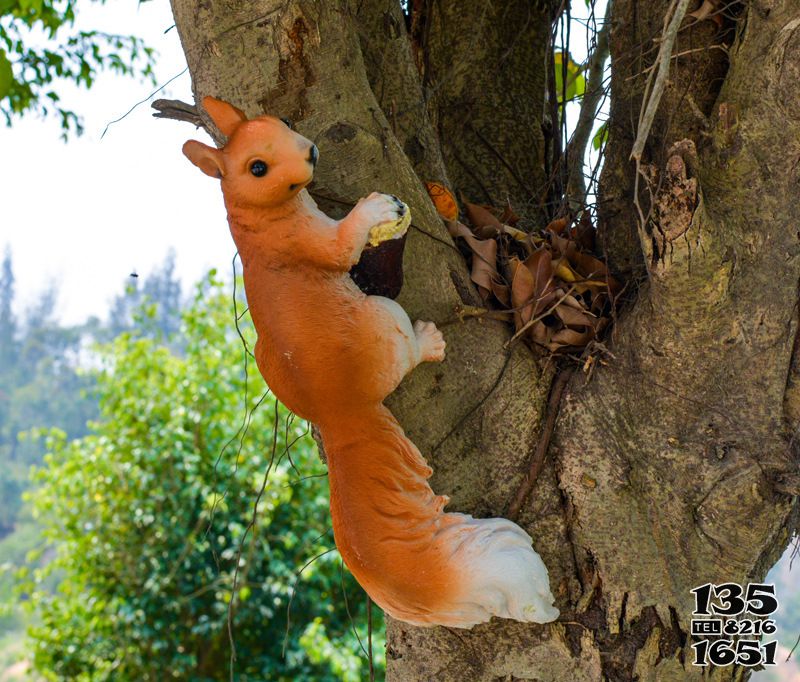 松鼠雕塑-公園一只樹上玩耍的玻璃鋼松鼠雕塑高清圖片