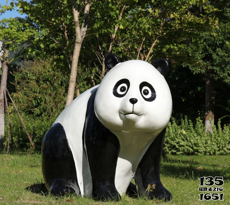 熊貓雕塑-動物園景區光面坐姿玻璃鋼熊貓雕塑高清圖片