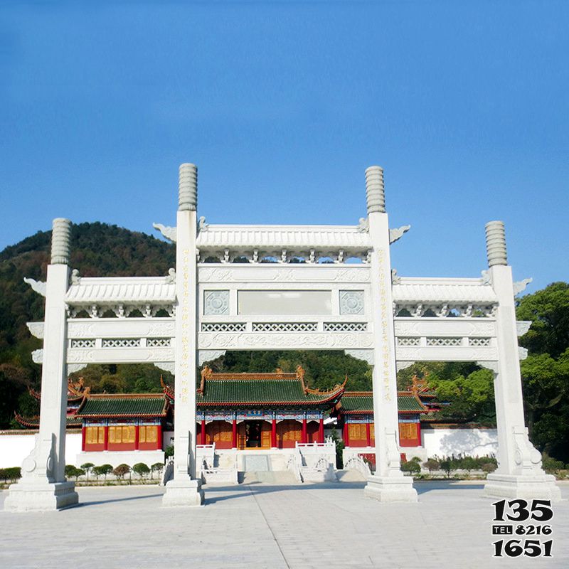 牌坊雕塑-寺廟門前擺放漢白玉三門無(wú)樓石柱牌坊雕塑高清圖片