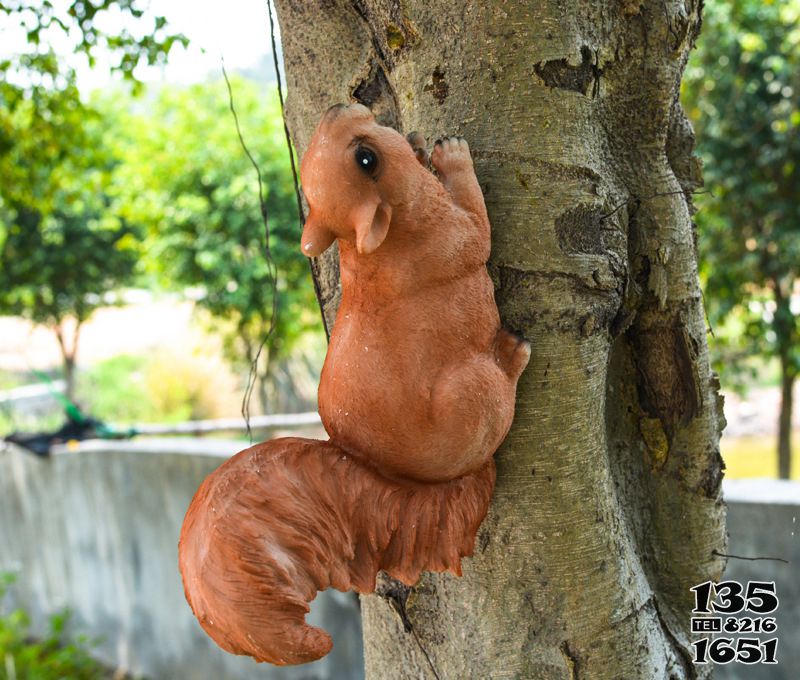 松鼠雕塑-公園一只樹上爬行的玻璃鋼松鼠雕塑高清圖片