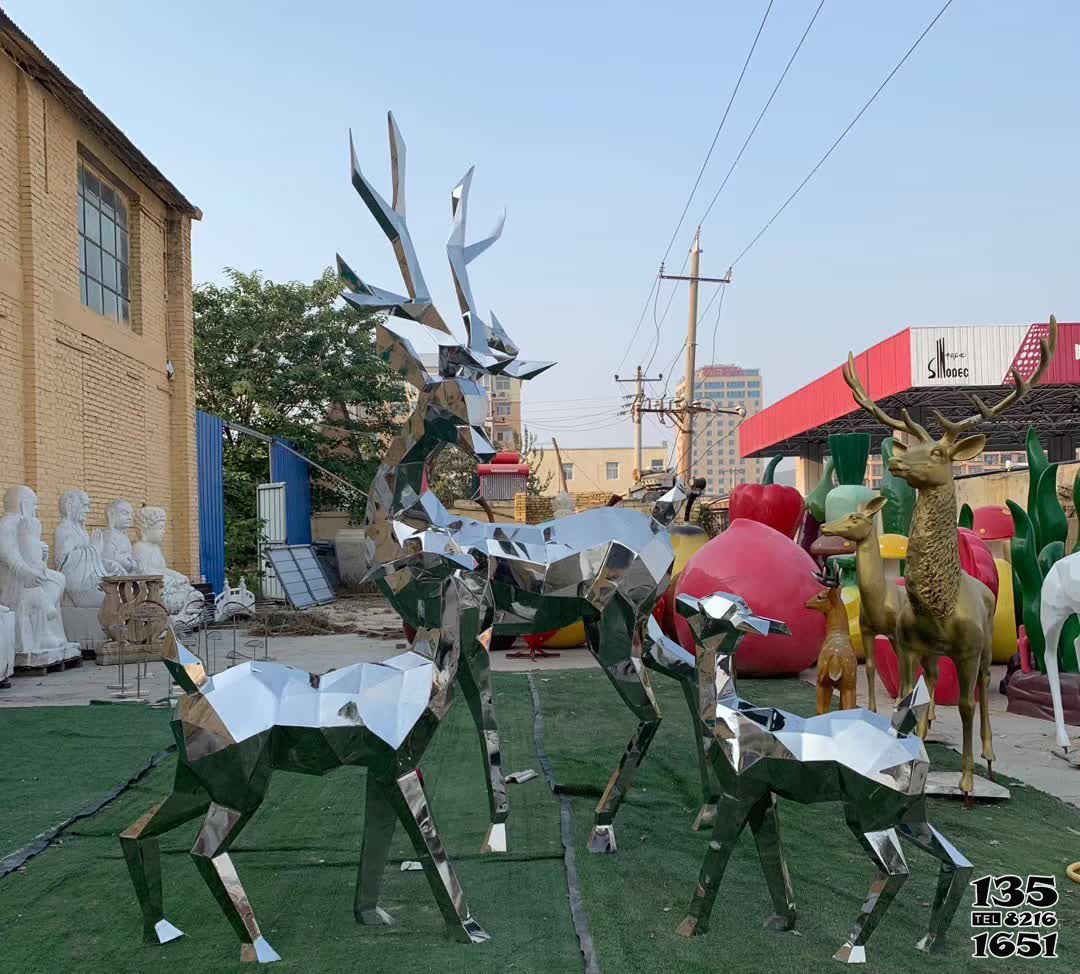 鹿雕塑-景區(qū)不銹鋼幾何鏡面鹿雕塑高清圖片