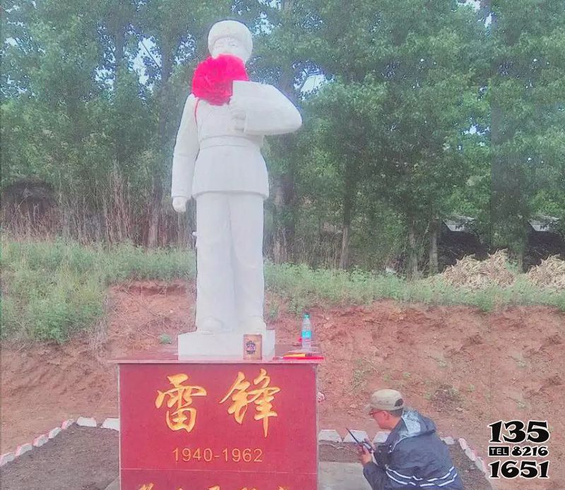 雷鋒雕塑-校園漢白玉石雕雷鋒雕塑高清圖片