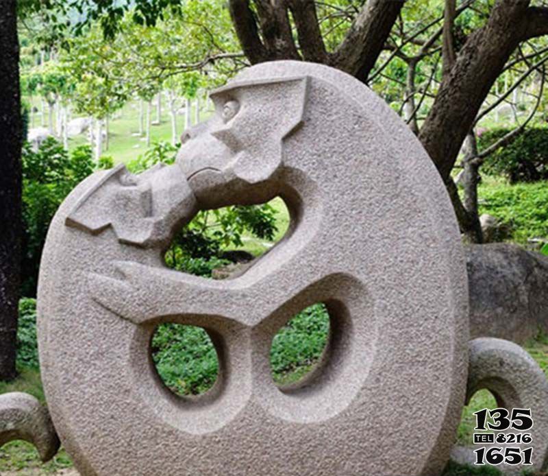 猴子雕塑-公園街道擺放的青石石雕創意猴子雕塑高清圖片