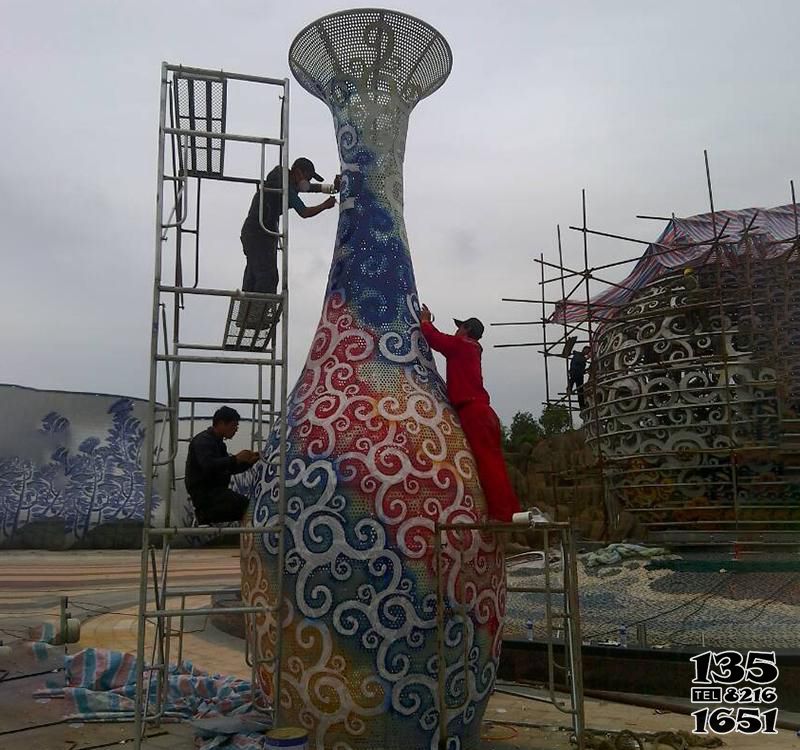 花瓶雕塑-觀光園林草坪鏤空彩繪不銹鋼花瓶雕塑