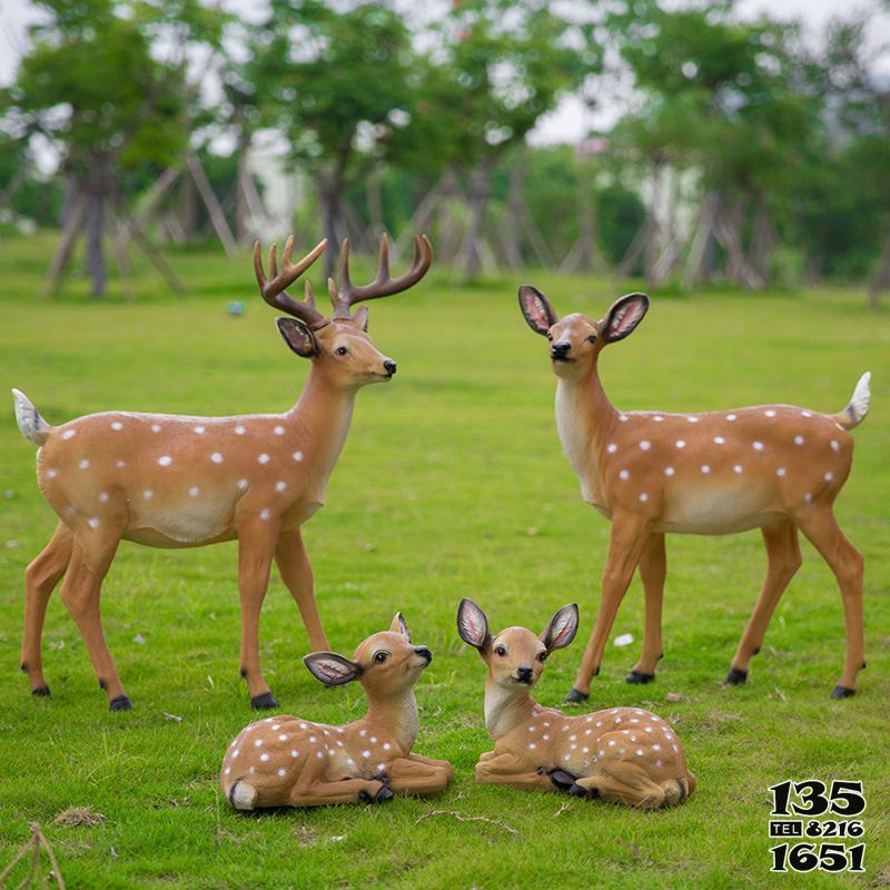 梅花鹿雕塑-公園玻璃鋼仿真動物梅花鹿雕塑