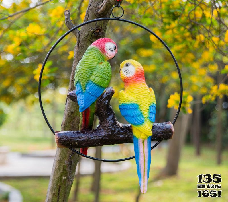 鸚鵡雕塑-動(dòng)物園樹上休息的吃食的玻璃鋼仿真鸚鵡雕塑高清圖片