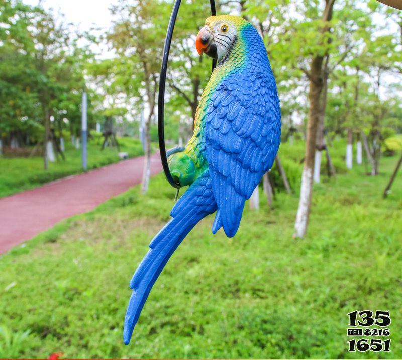 鸚鵡雕塑-公園仿真玻璃鋼藍色鸚鵡雕塑高清圖片