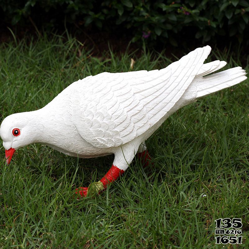 鴿子雕塑-草坪公園覓食玻璃鋼樹(shù)脂鴿子雕塑高清圖片