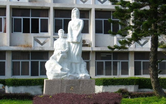 校園人物晨讀的學生-晨讀的學生校園人物石雕高清圖片