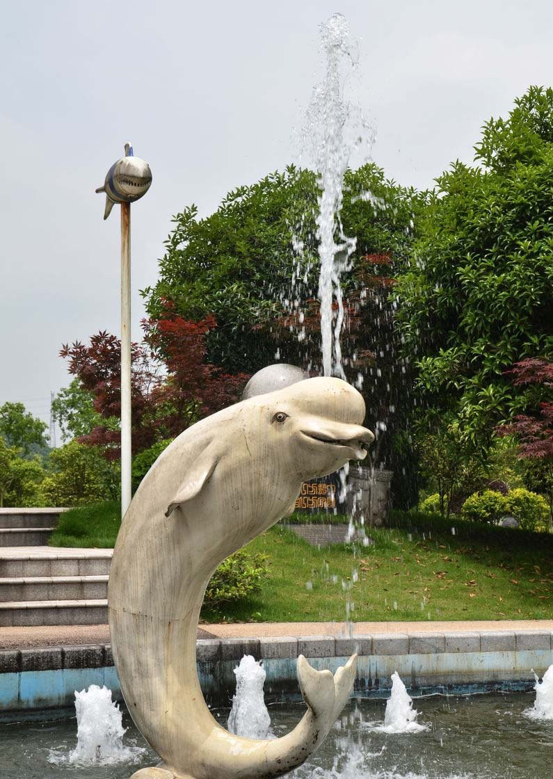 不銹鋼公園噴水鯨魚-不銹鋼噴水鯨魚雕塑